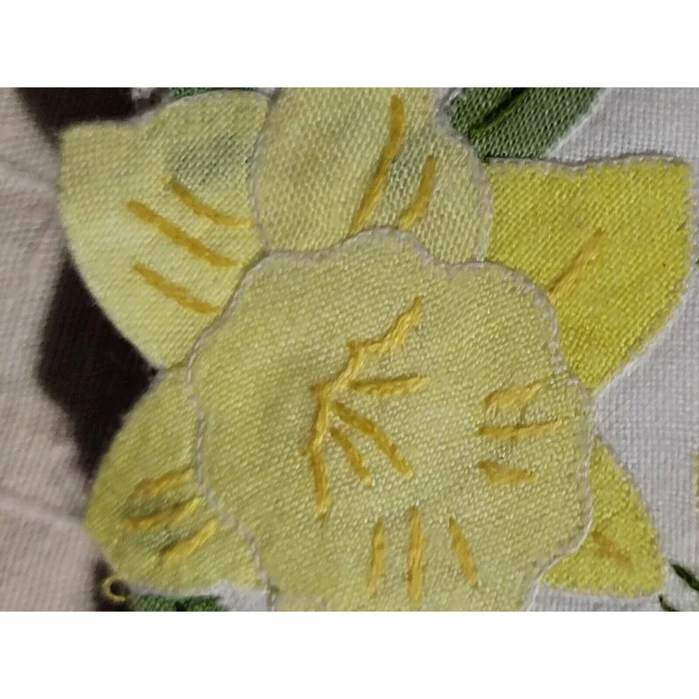 White Linen Tea Fingertip Towel Embroidered Yellow Floral Applique 12x20in Vtg